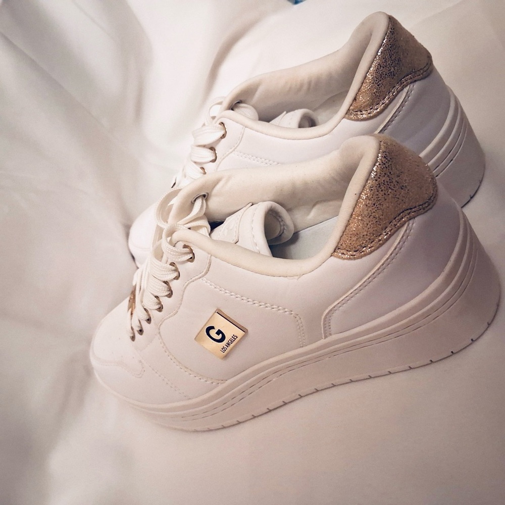 G by GUESS White and Gold Low Top Sneakers Women's Size 9 - Picture 5 of 12